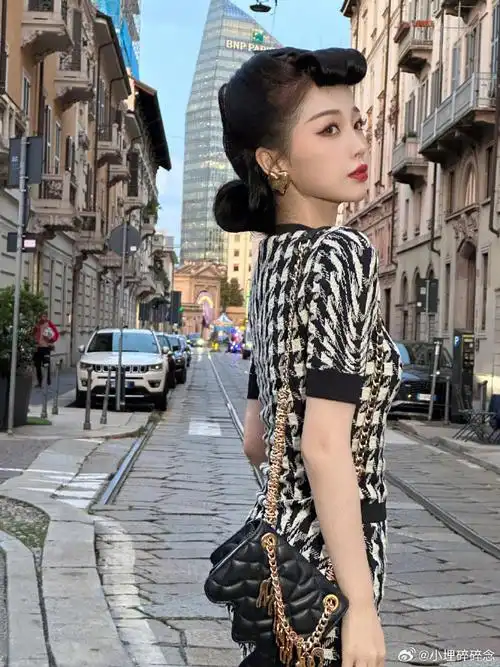 虞书欣摩登刘海##他还在虞书欣镜头里比了耶