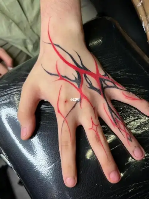 黑红刺手背纹身
