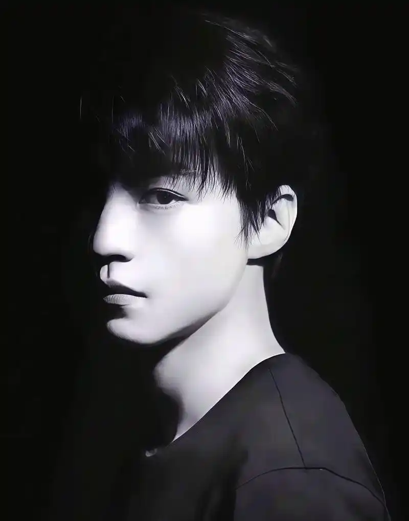 这个系列最权威的侧脸出现了 #王俊凯#完美侧颜