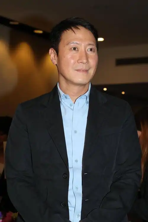 黎明新歌完整版mv首曝光,慈父上身,亲自到婴儿店为爱女挑选礼物