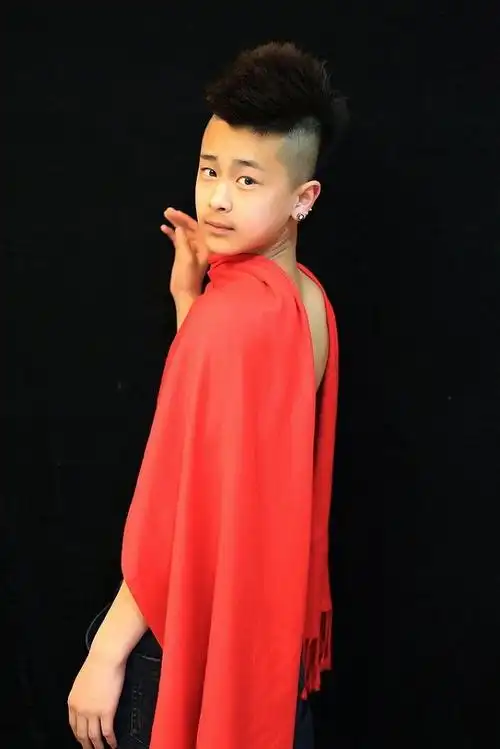 反串演员梁傲(小帅)