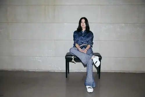 宋佳最新时尚写真释出 洒脱迷人展舒适态度