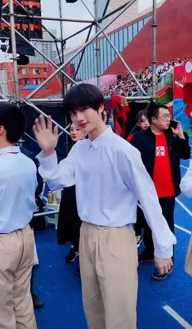 丁程鑫参加育才中学高三成人礼 校草大人一眼就令人心动!