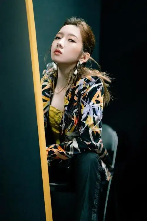 孟美岐穿印花西装扮酷,内搭抹胸又美又飒,就是平板身材有些吃亏