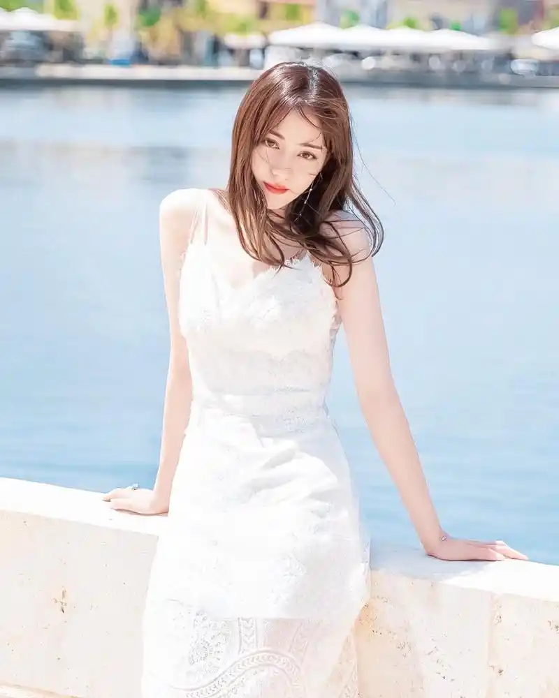 迪丽热巴白裙异域风情