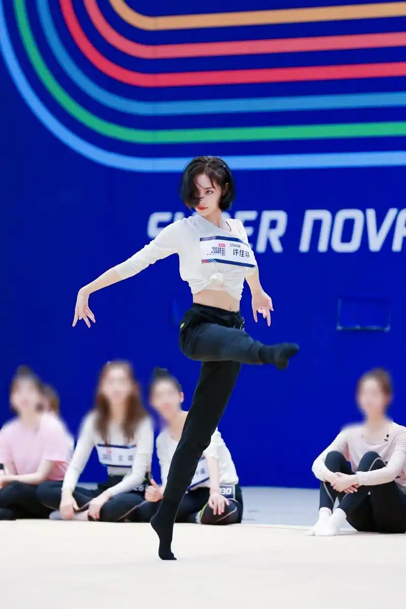 元气女神许佳琪不论是艺术体操还是一字马人家样样精通