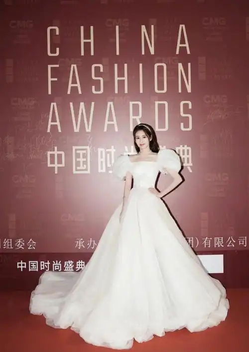 颖儿拥有圆脸任性一袭白色泡泡袖礼服少女感爆棚可甜可咸