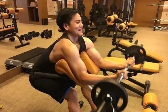 彭于晏法国遛狗!42岁的他身材很好,很高很帅,清爽阳光不油腻!