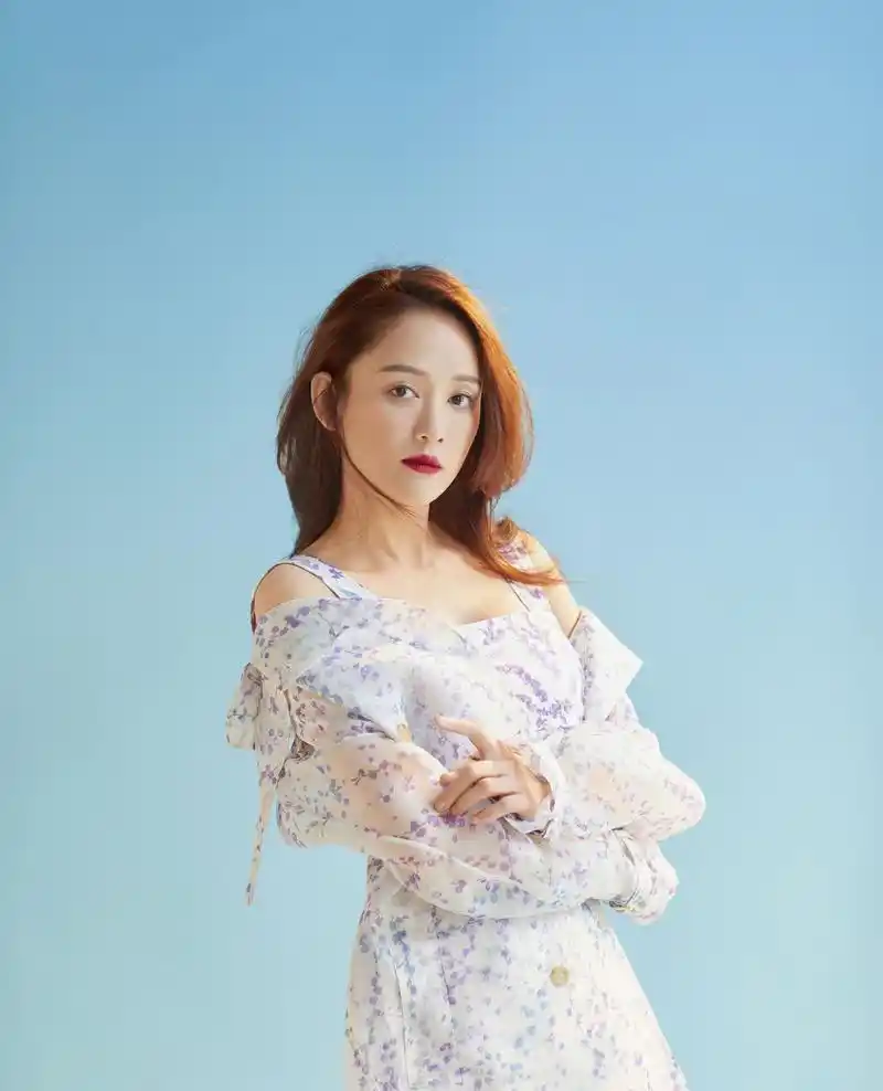 陈乔恩的照片,灵动可爱,图5图6在"巨人"面前宛如"拇指姑娘"