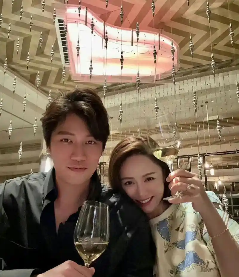 陈乔恩与老公艾伦白色情人节秀恩爱