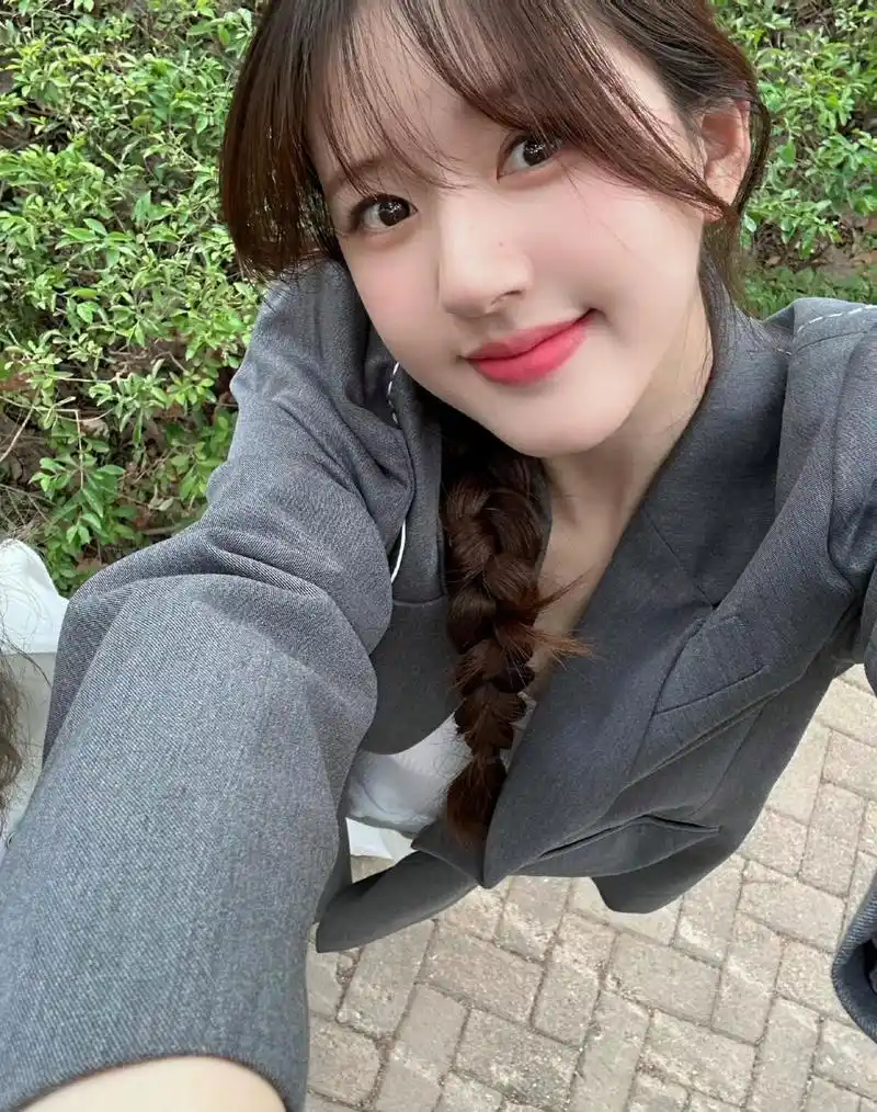 鞠婧祎,赵露思今日份的营业照,两位小花的颜值状态怎么样?