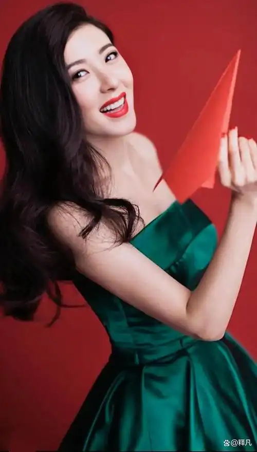 9月17日是大美女曾黎的47岁生日,她发博晒照为自己庆生,表示"感恩岁月