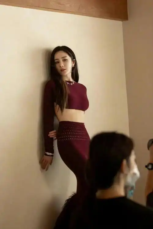 杨幂登新加坡大片花絮比正片还精彩穿紧身衣又秀好身材太绝