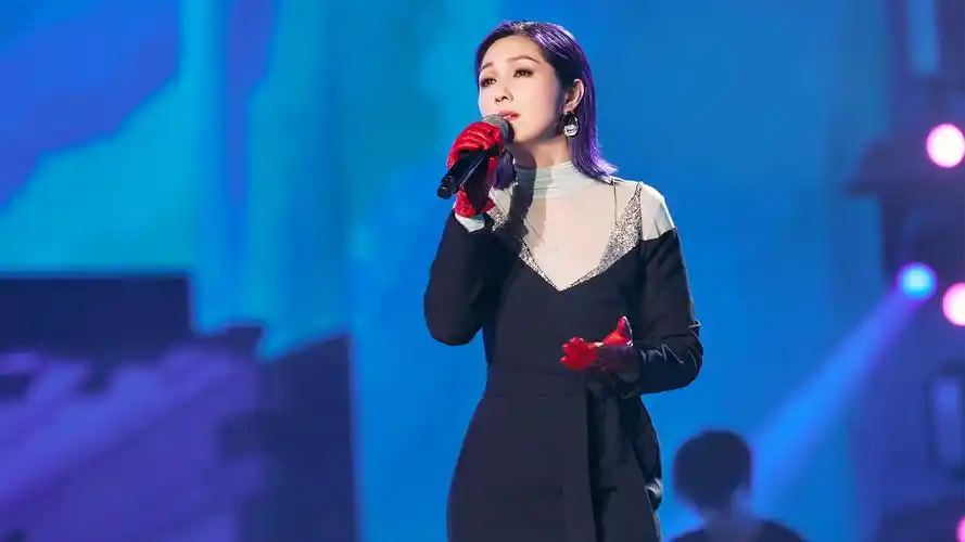 杨千嬅首次音乐节鲨疯了!现场连唱5首,清唱《野孩子》引回忆杀