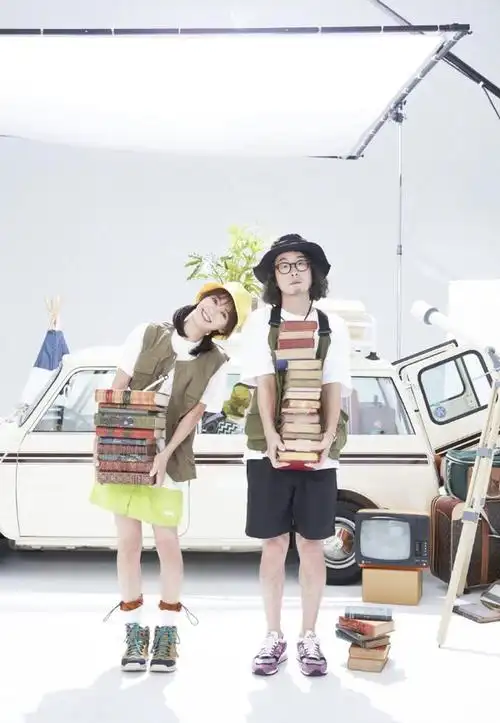 陈意涵晒与老公旅行照秀恩爱练瑜伽摆拍靠许富翔怀中甜蜜爆棚