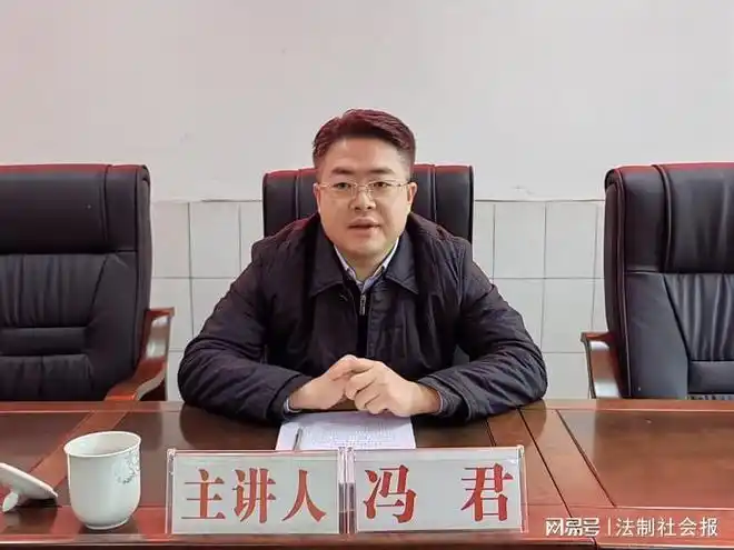 富顺县委副书记县长冯君莅临东湖街道开展中省市县四级会议精神宣讲