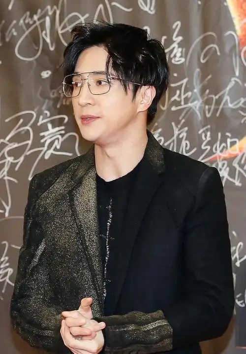 《我们的少年时代》,在剧中,薛之谦饰演了tfboys的经纪人