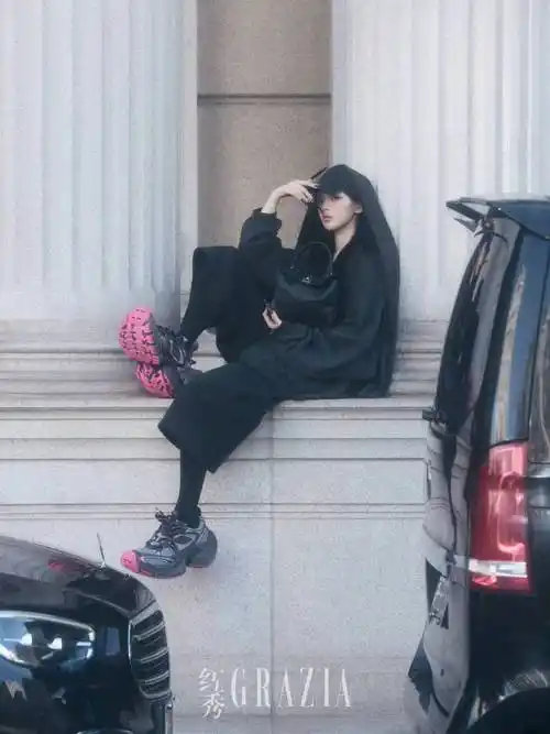 杨超越另类写真大片曝光,全身穿紧身瑜伽服曲线玲珑,用衣物遮臀