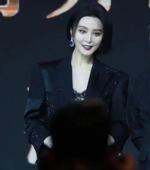 范冰冰出席活动生图,短发造型清爽又干练,并且还稍微有些可爱