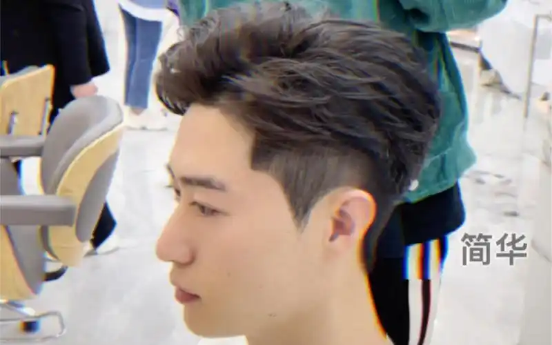 男生侧背发型