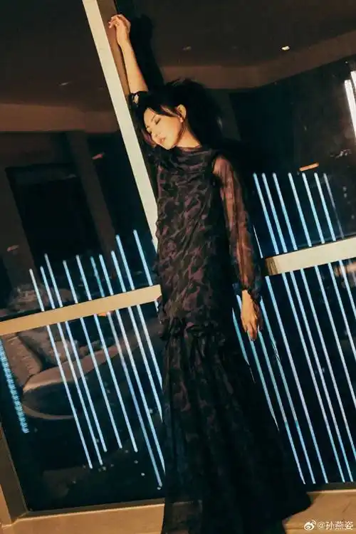 孙燕姿麦克风失灵的四分钟意外圈粉,黑色蕾丝裙搭黑色长靴,很酷_短发