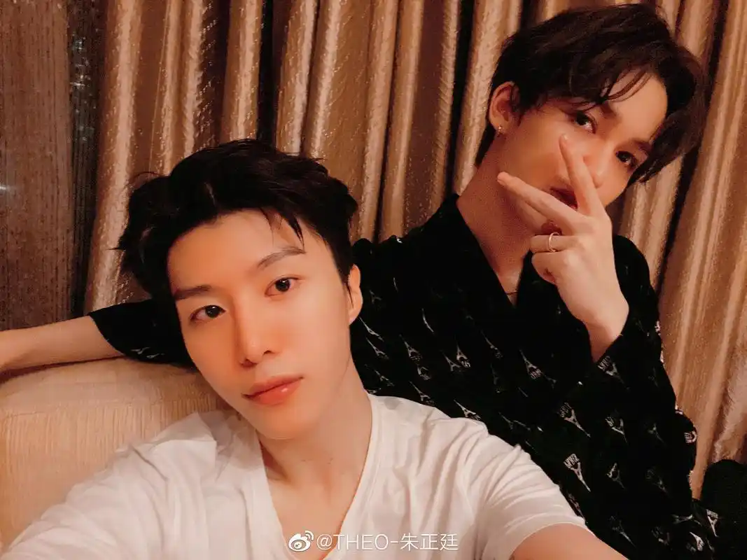 朱正廷深夜更博晒和成员们的合照 未来也请多多关照