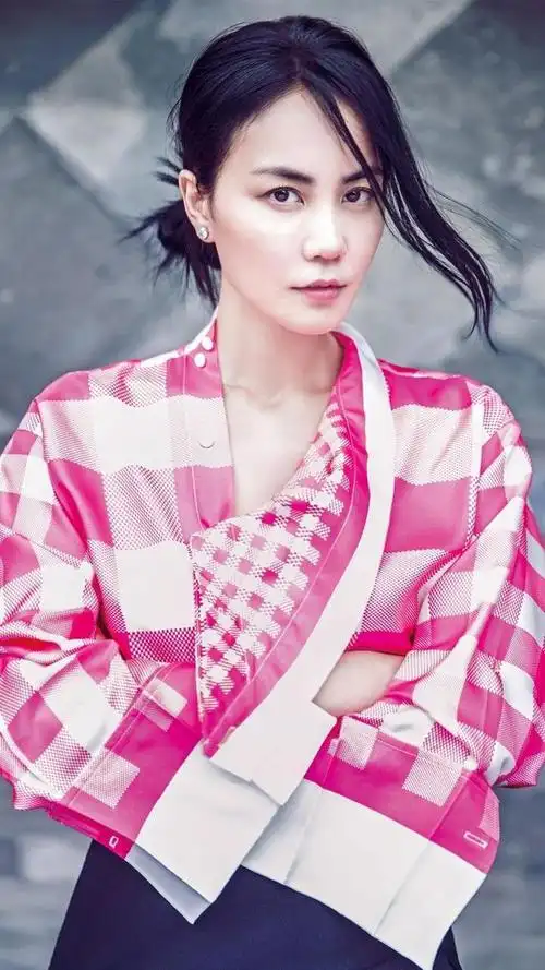 王菲是中国流行乐坛中备受尊敬的女歌手之一,她鲜明的音乐风格和独立