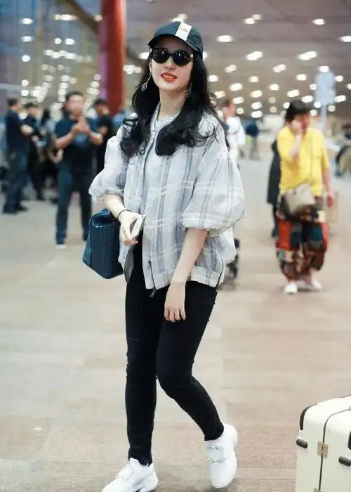 刘亦菲走机场露腰了!