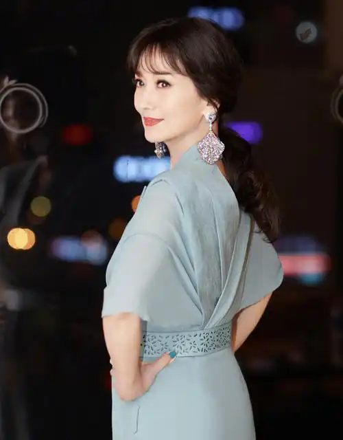 赵雅芝时隔29年西湖边撑伞漫步,波点裙配卷发腰肢纤细,哪像66岁