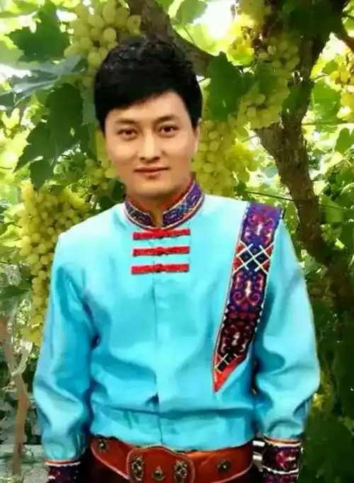 回顾歌手云飞放弃家庭去支教成名后与妻子离婚今娶古典女神