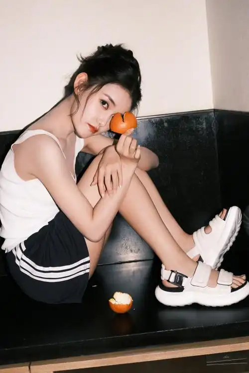 白色吊带搭配短裤好有清爽的夏日女友氛围感!来和蒋依依一起过521吧!