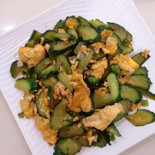 也可以切成黄瓜条,这个时候放在一旁备用将鸡蛋准备两个,把它放入碗中