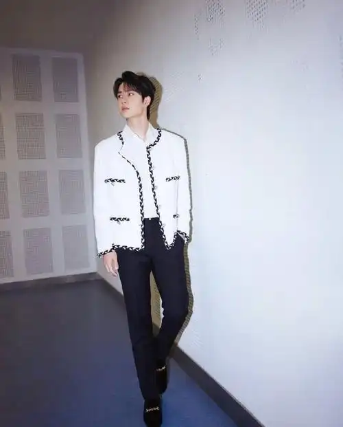 王一博白色小香风造型花絮