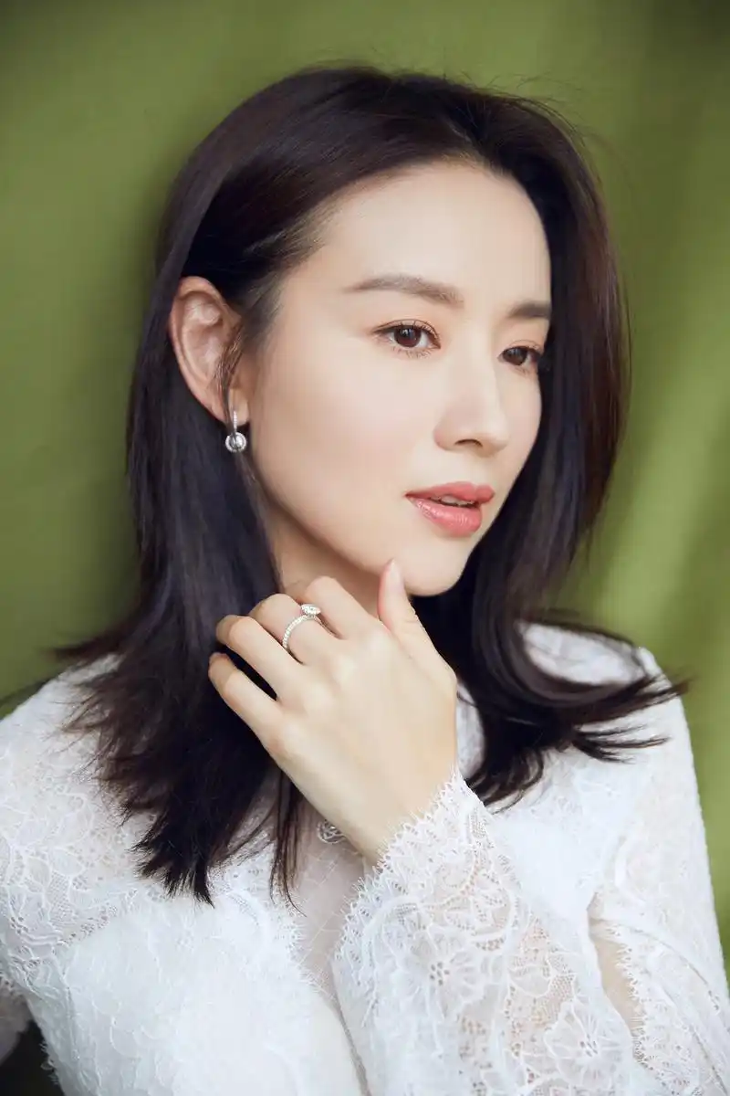 董洁亮相盛典活动 白裙蹁跹点亮优雅之美