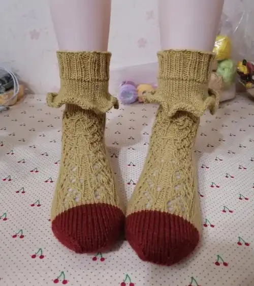 用废线织一双袜子吧