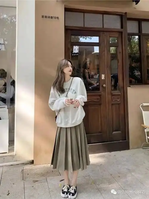 长款百褶裙搭配什么上衣好看