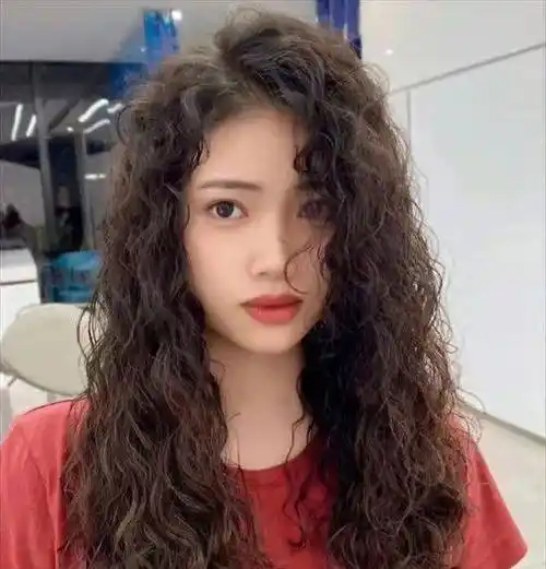 复古风格时尚洋气的中短烫卷发发型,好看又显发量