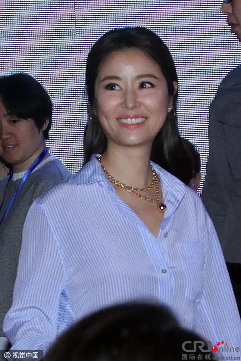 林心如早期牙齿也不好看,矫正之后美太多了,也可以肆无忌惮的笑