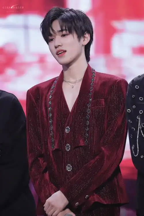 去年今日宋亚轩冷风吹舞台直拍宋亚轩红丝绒西装造型