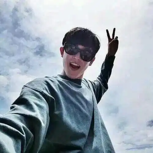 男生头像大笑温暖阳光_第1页