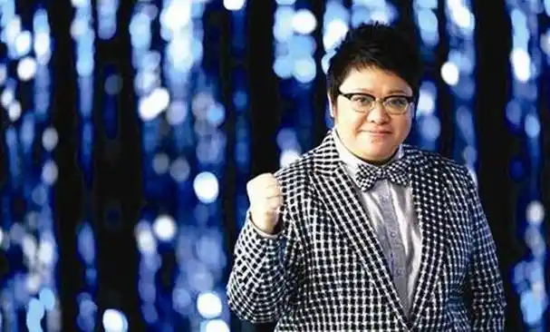 韩红自称年轻时是校花,以为是在开玩笑,看到18岁照片后信了_歌曲_长相