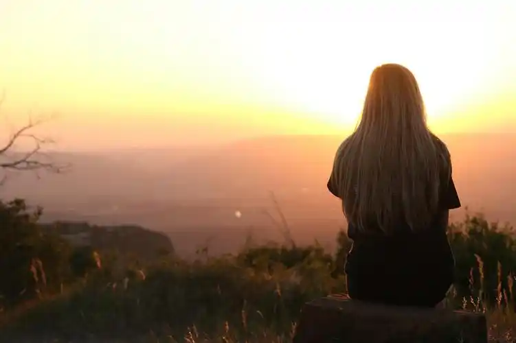 阳光下的长发欧洲美女气质写真,高清壁纸图片,欧美美女-回车桌面