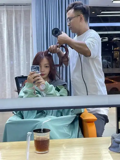 女大学生连续去的理发店