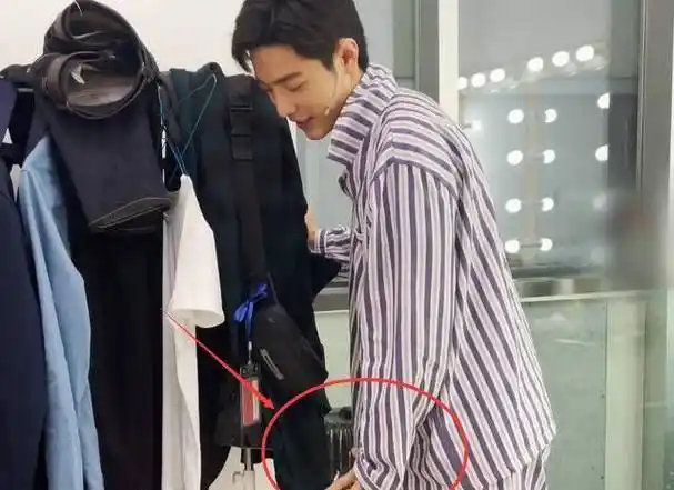 肖战从座位上站起身来,光脚换鞋迎战时,这是多迫不及待了啊!