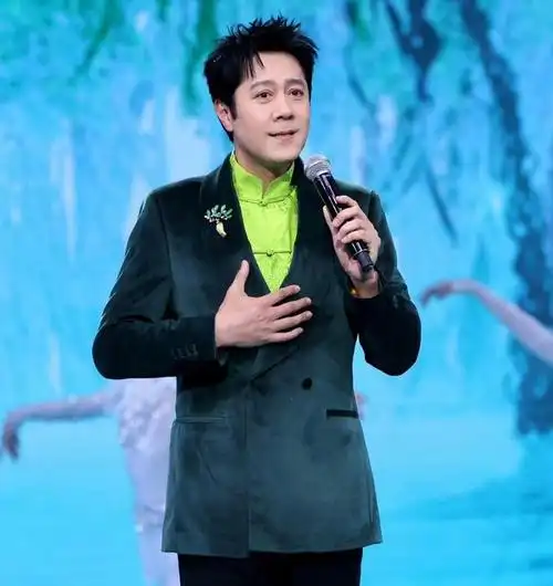 网友惊叹:蔡国庆55岁为6岁儿子庆生,外貌基因惊艳