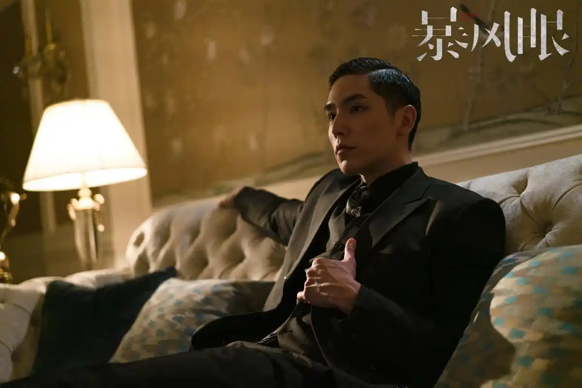 电视剧暴风眼最新剧情周恋下线蝙蝠上线