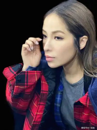 41岁萧亚轩霸气回归穿豹纹装染超浅发色被爱情滋润状态显年轻