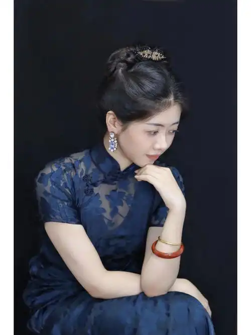 分享几款搭配旗袍的发型