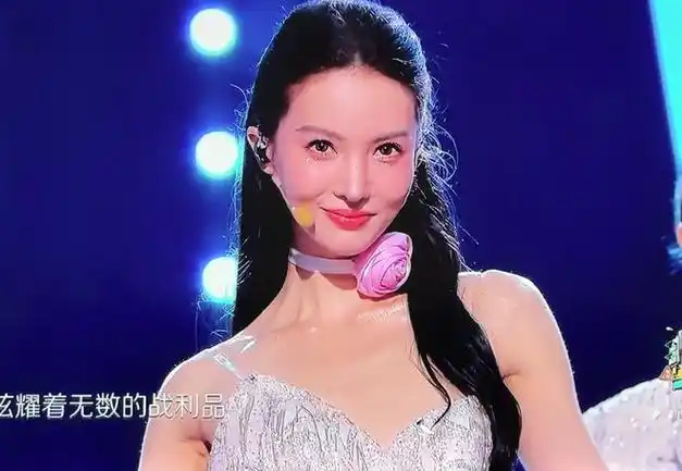 芒果跨年晚会怼脸镜头谁赢了杨紫金晨美颜暴击谢娜老态好明显