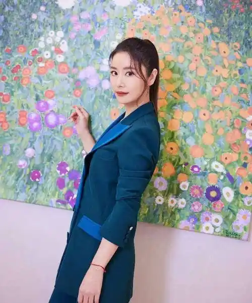 林心如与霍建华高调庆生!素颜穿毛衣好减龄,48岁被宠_